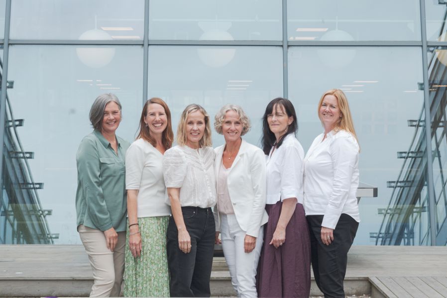 En gruppe personr som poserer for et bilde