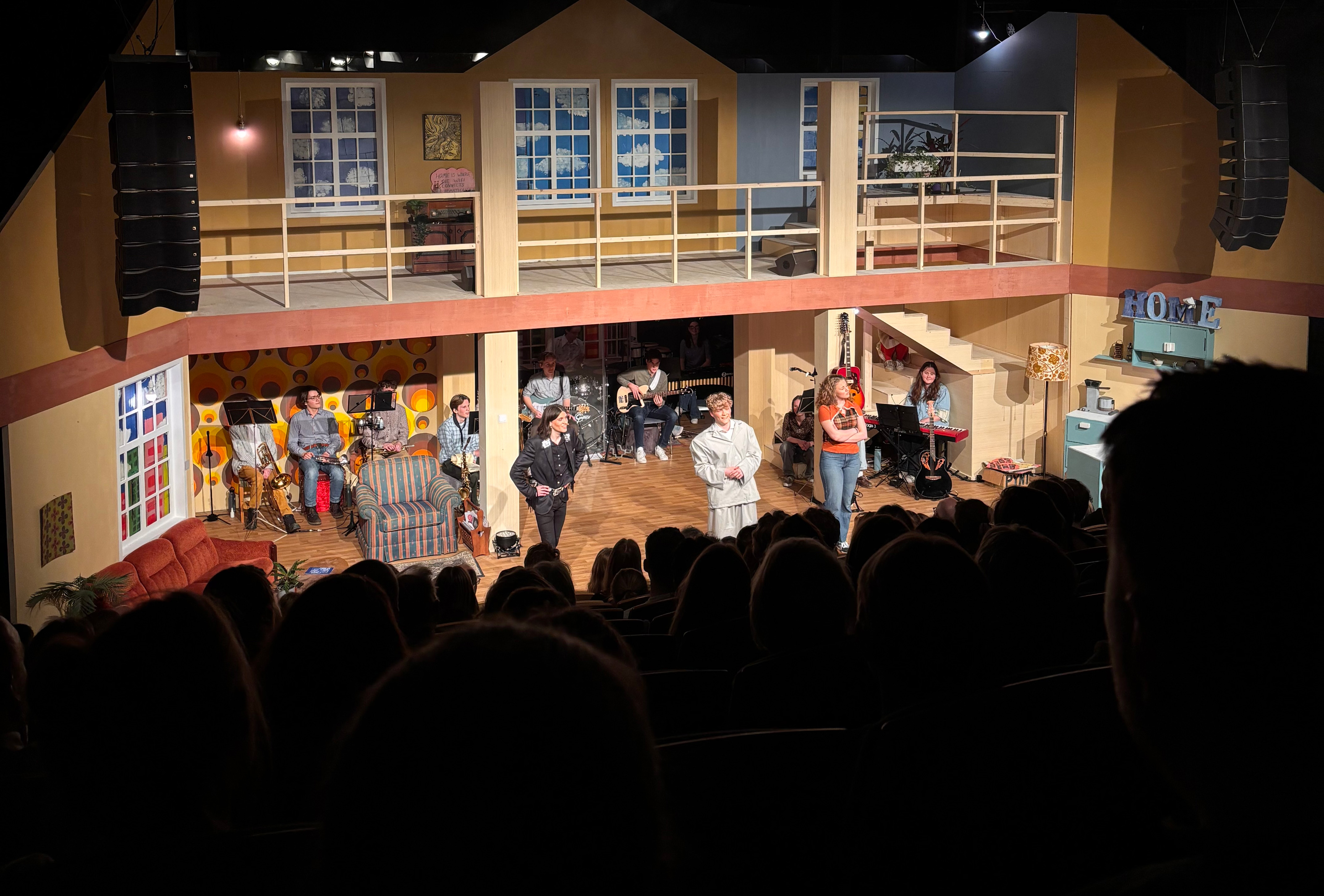 en gruppe mennesker på en scene