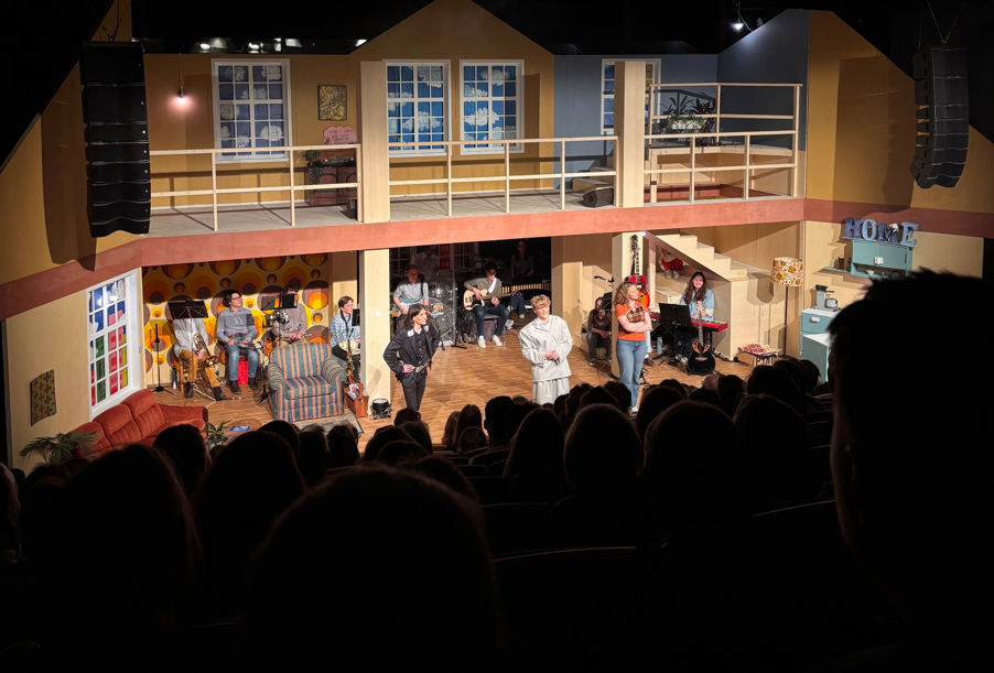 en gruppe mennesker på en scene