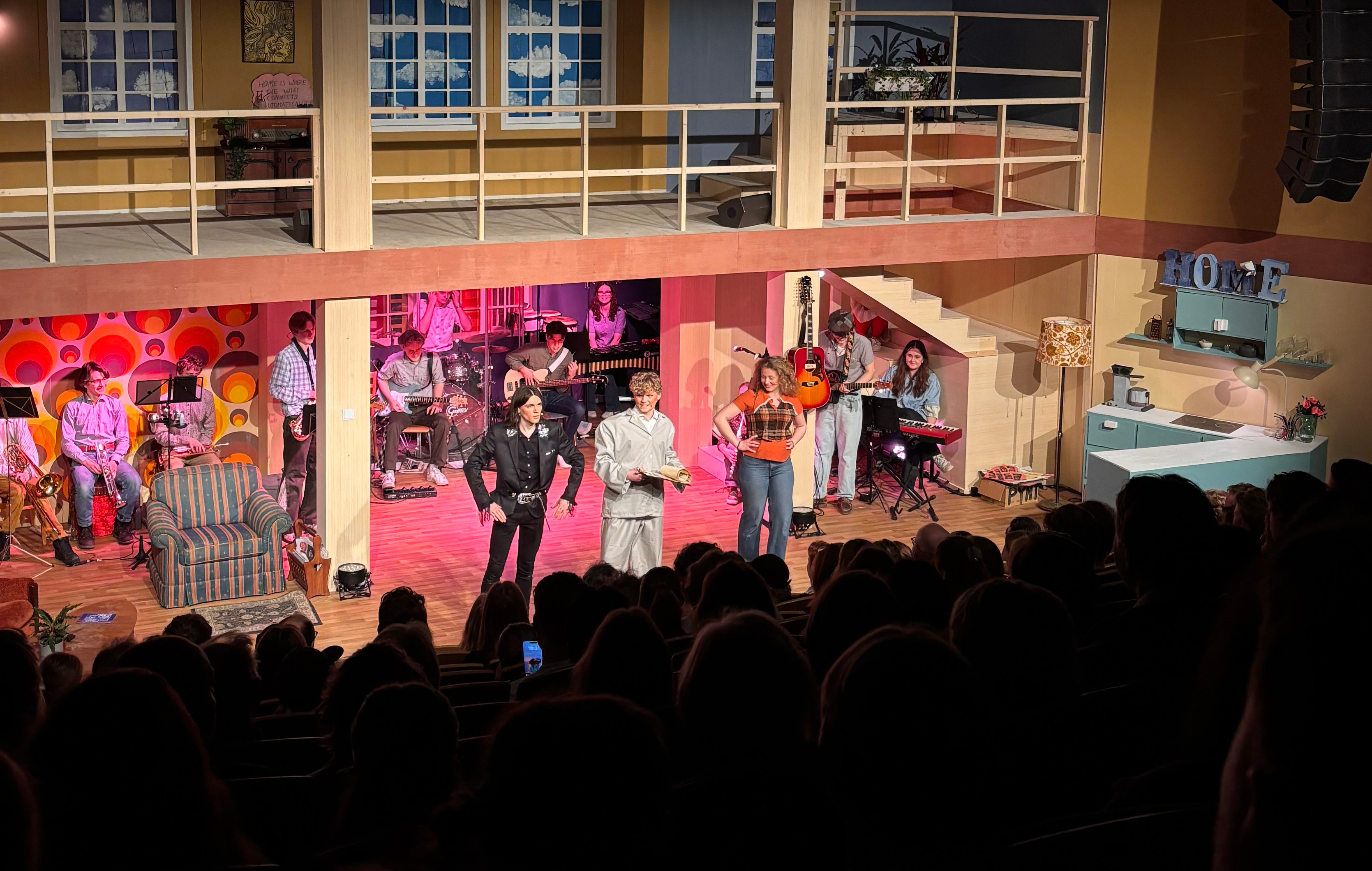 en gruppe mennesker på en scene