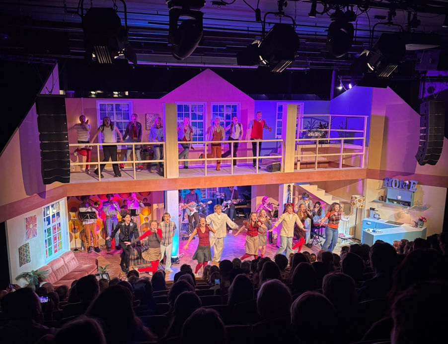 en gruppe mennesker på en scene