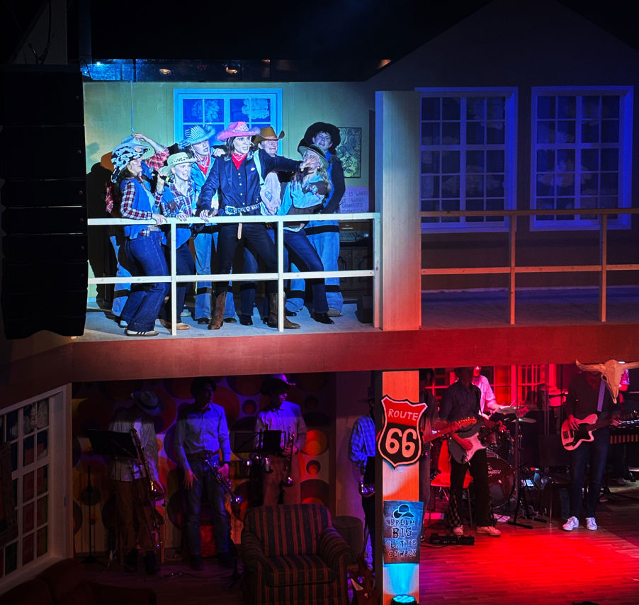 en gruppe mennesker på en scene