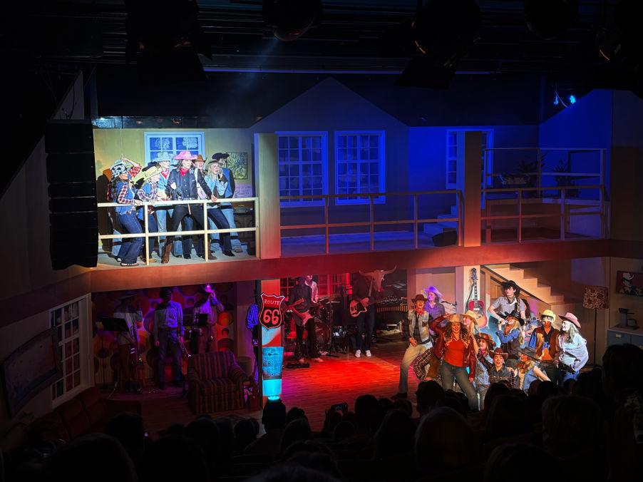 en gruppe mennesker som opptrer på en scene