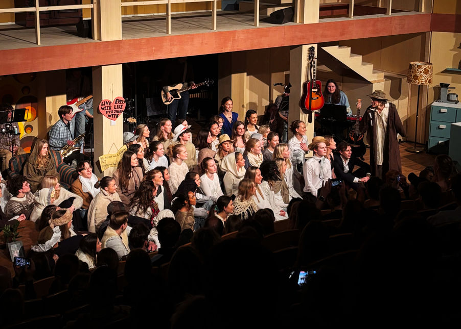 en gruppe mennesker som poserer for et bilde