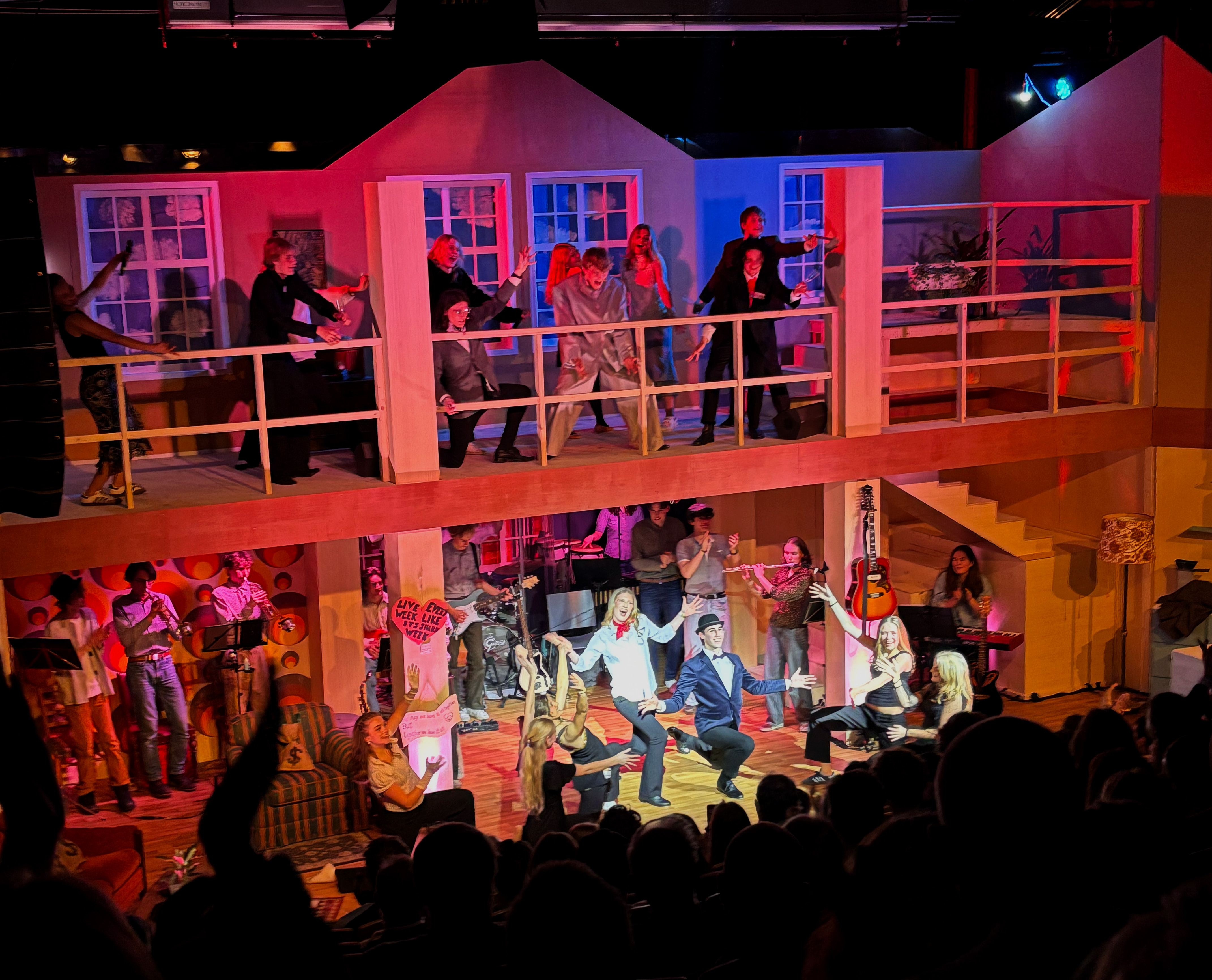 en gruppe mennesker på en scene