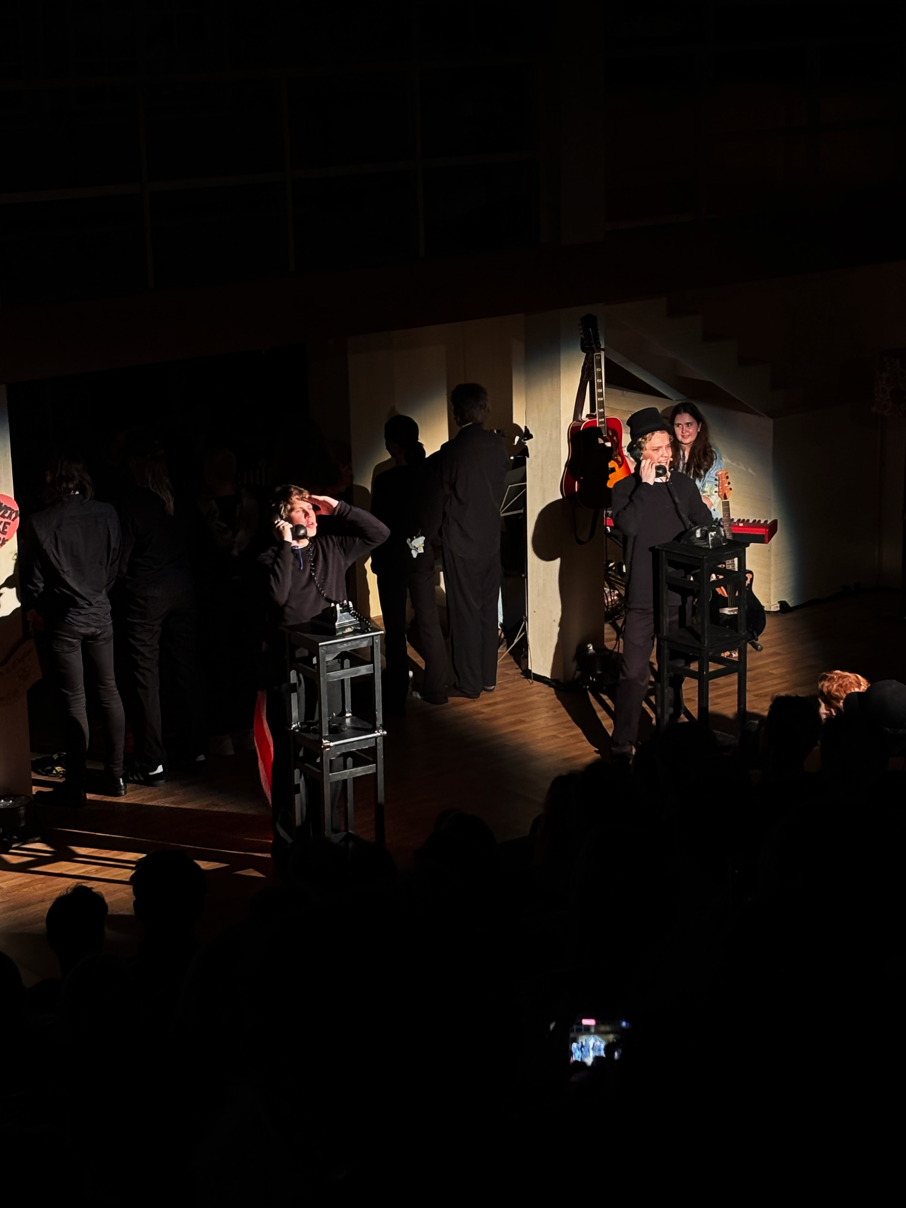 en gruppe mennesker på en scene