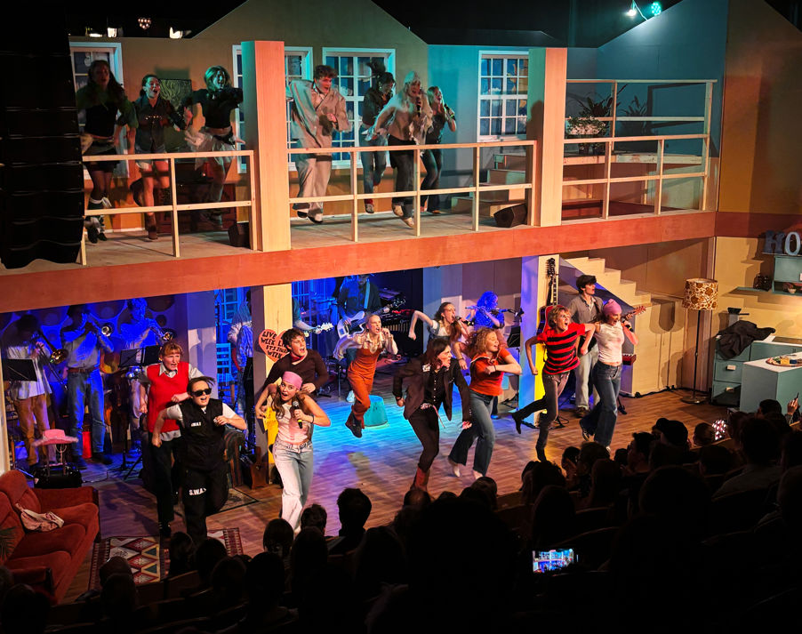 en gruppe mennesker på en scene