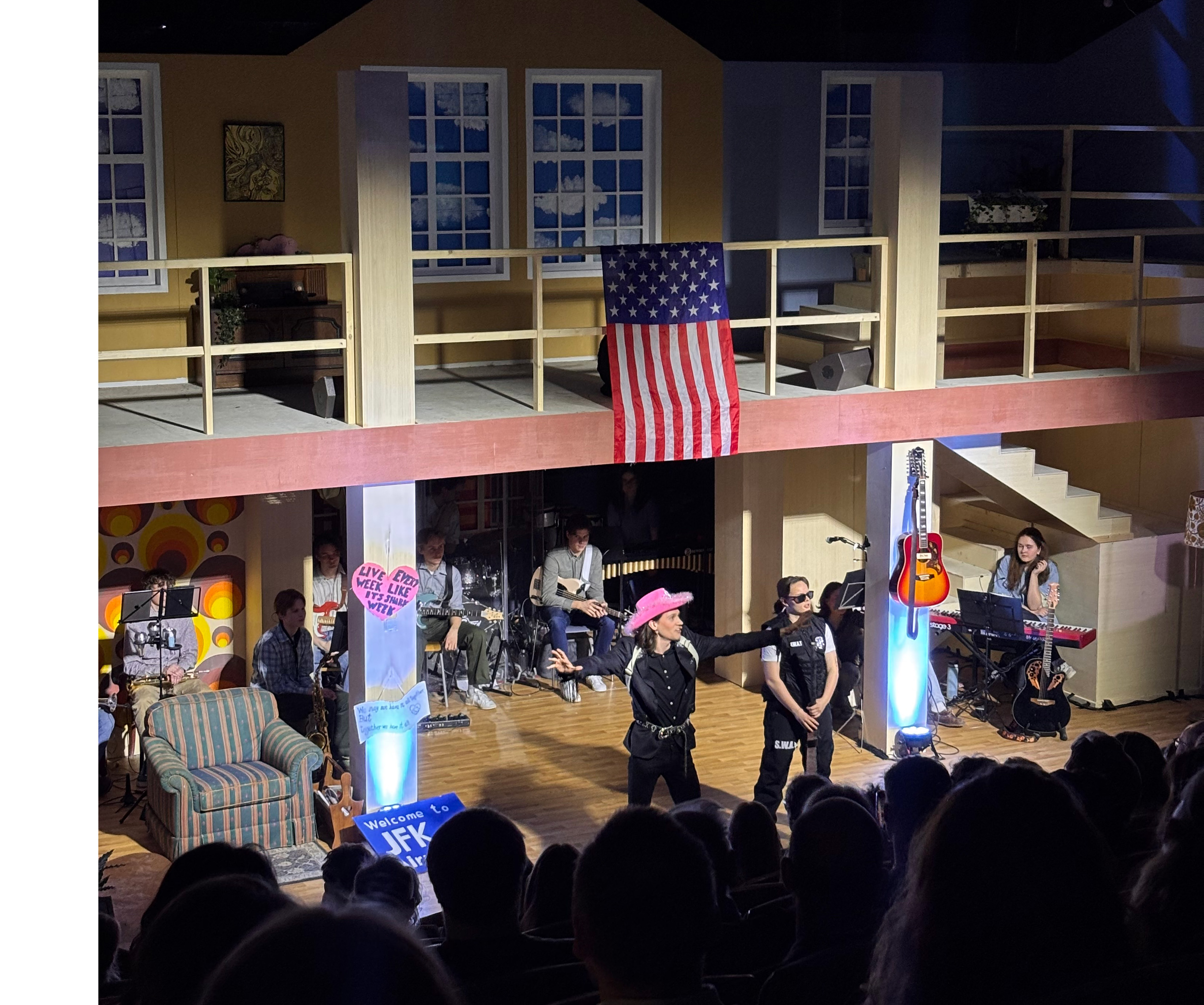 et band som spiller på scenen