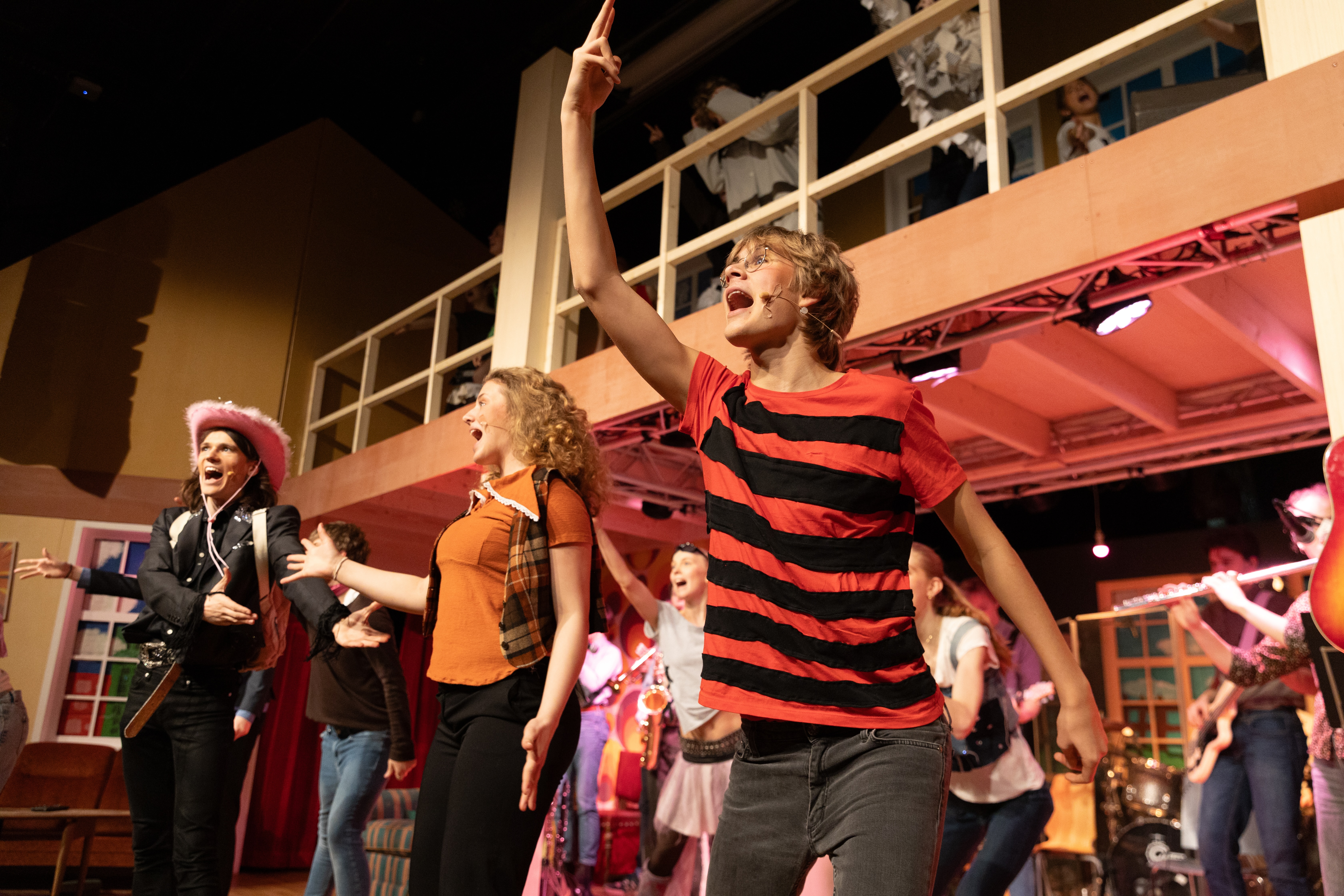 En gruppe mennesker som danser