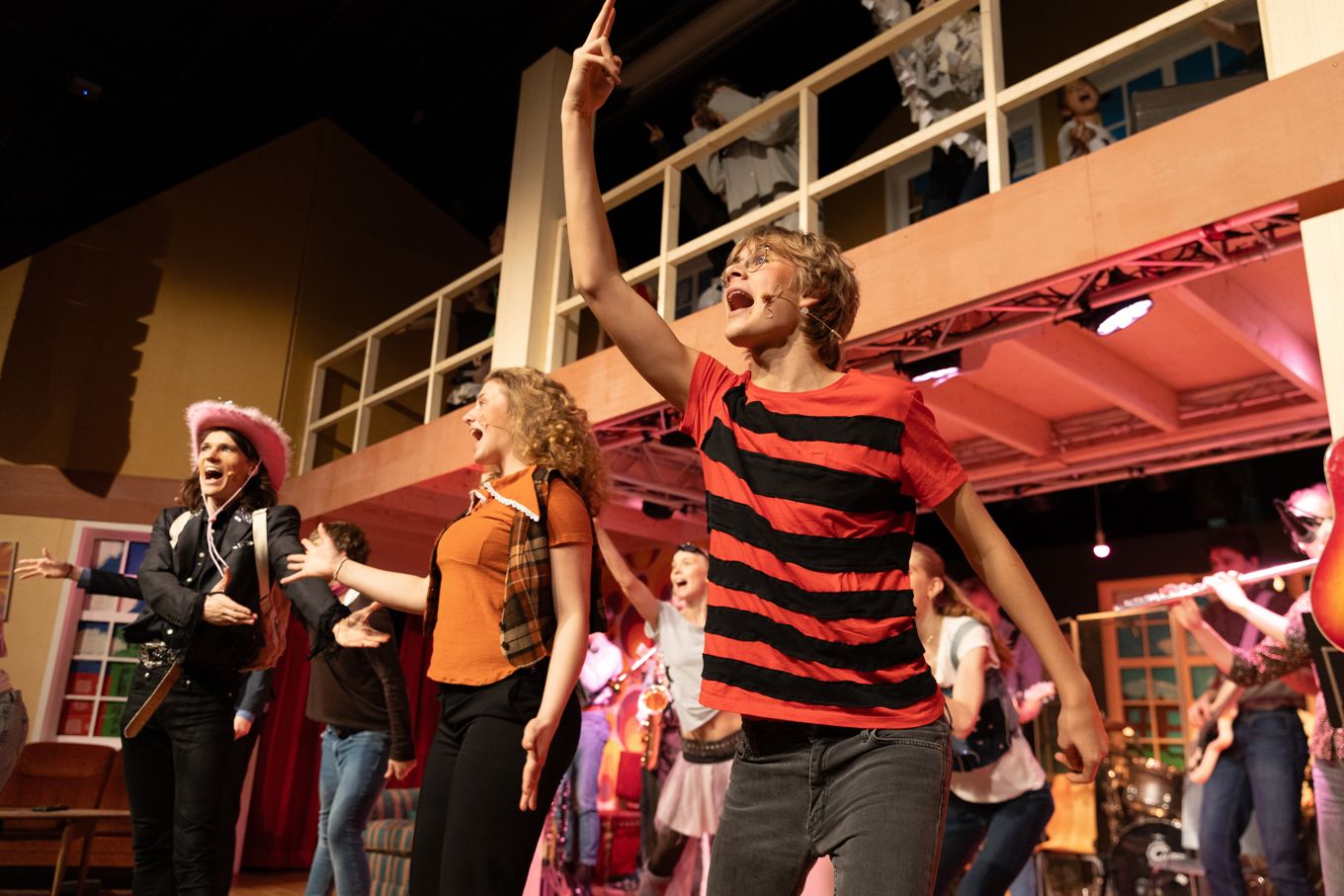 En gruppe mennesker som danser En gruppe mennesker som danser