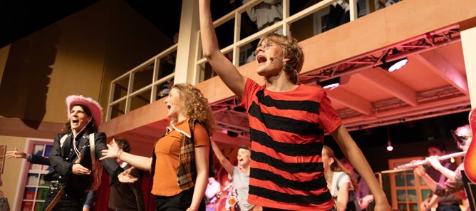 En gruppe mennesker som danser En gruppe mennesker som danser