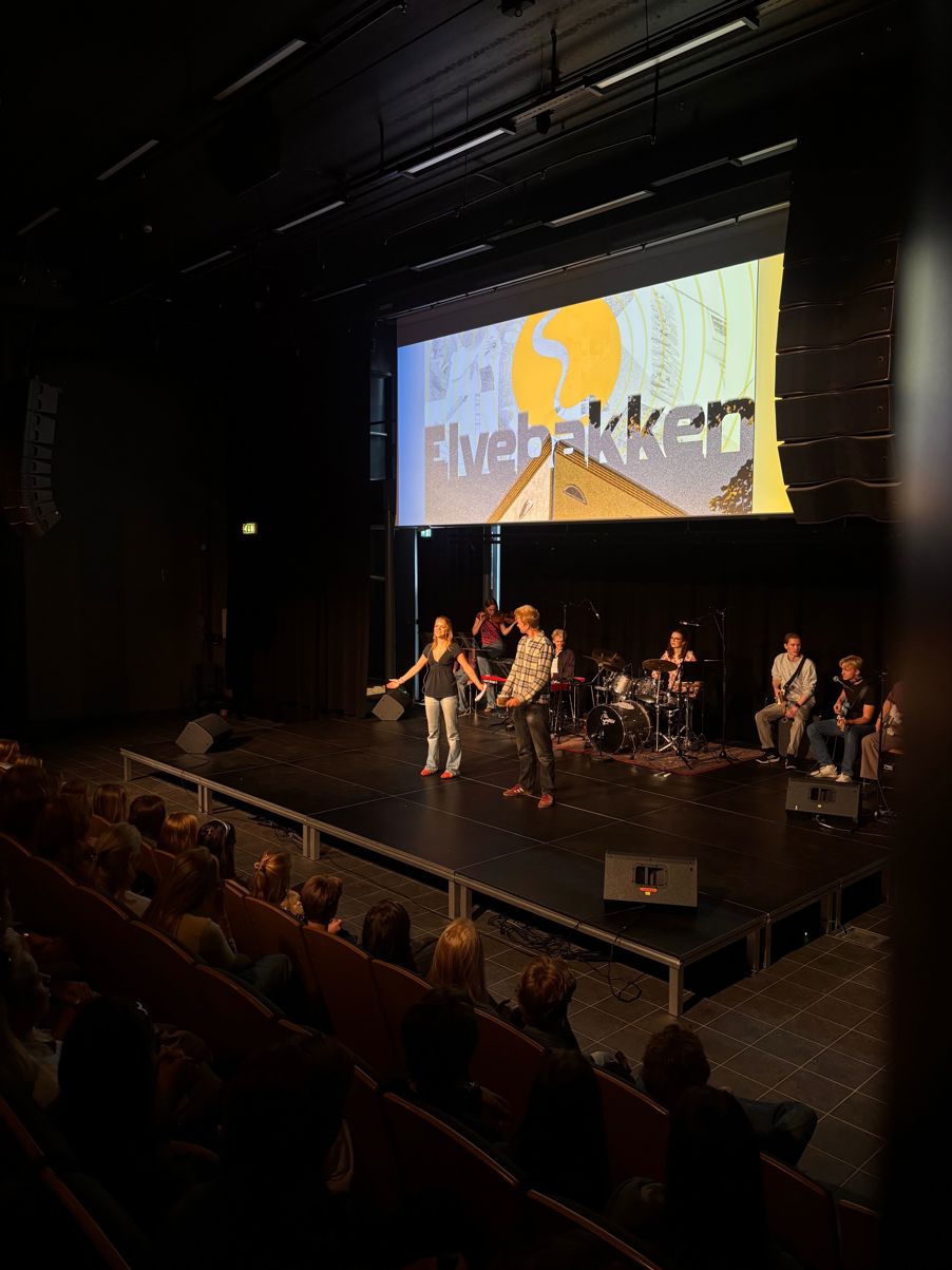 en gruppe mennesker på en scene