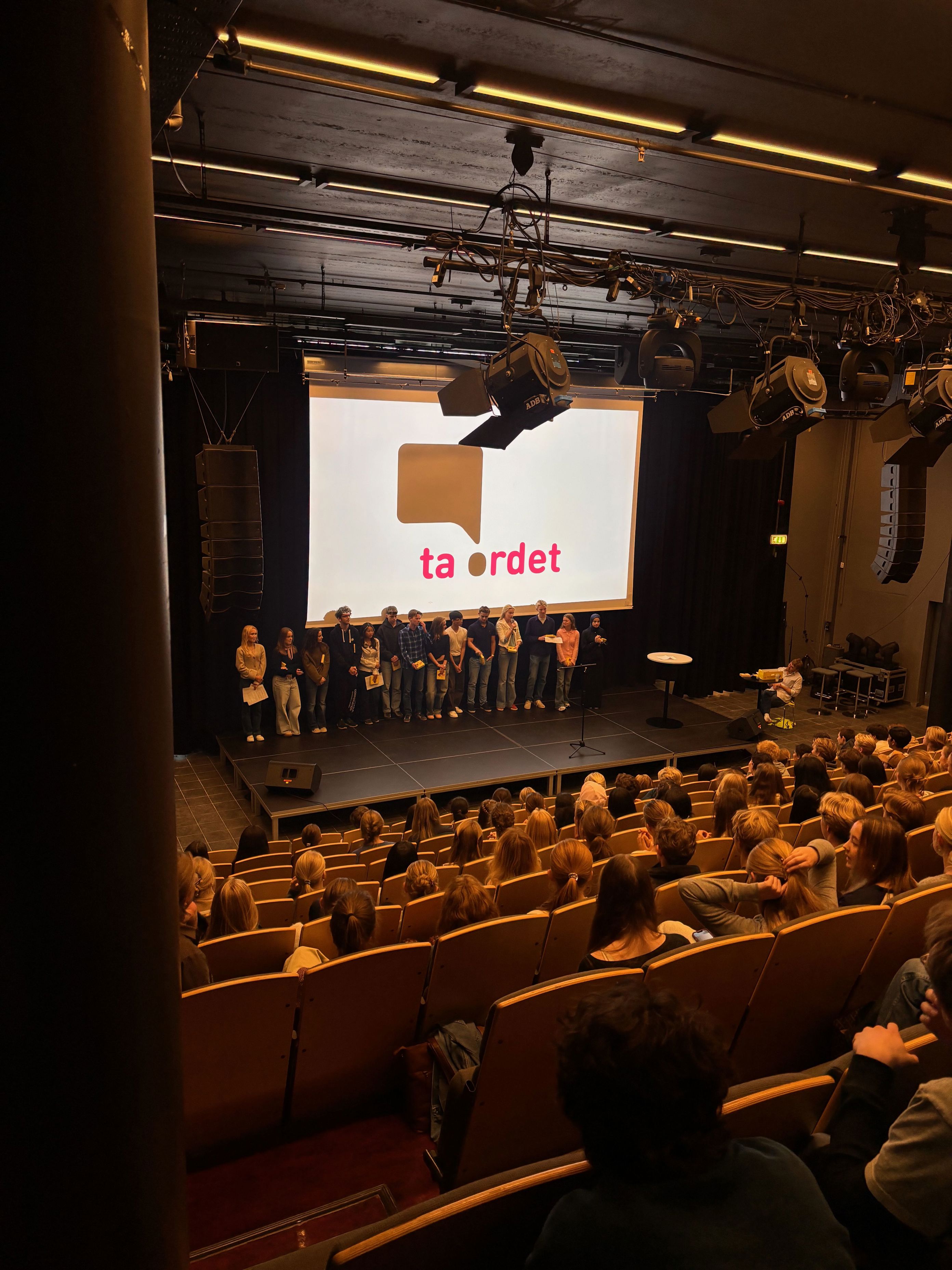 en gruppe mennesker på en scene