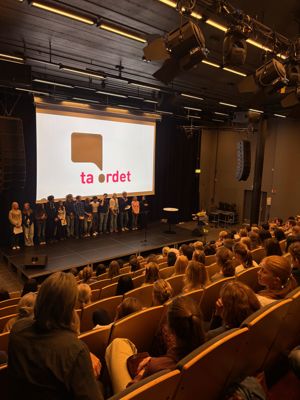 en gruppe mennesker på en scene