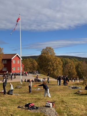 en gruppe mennesker som står rundt en flaggstang med et flagg på