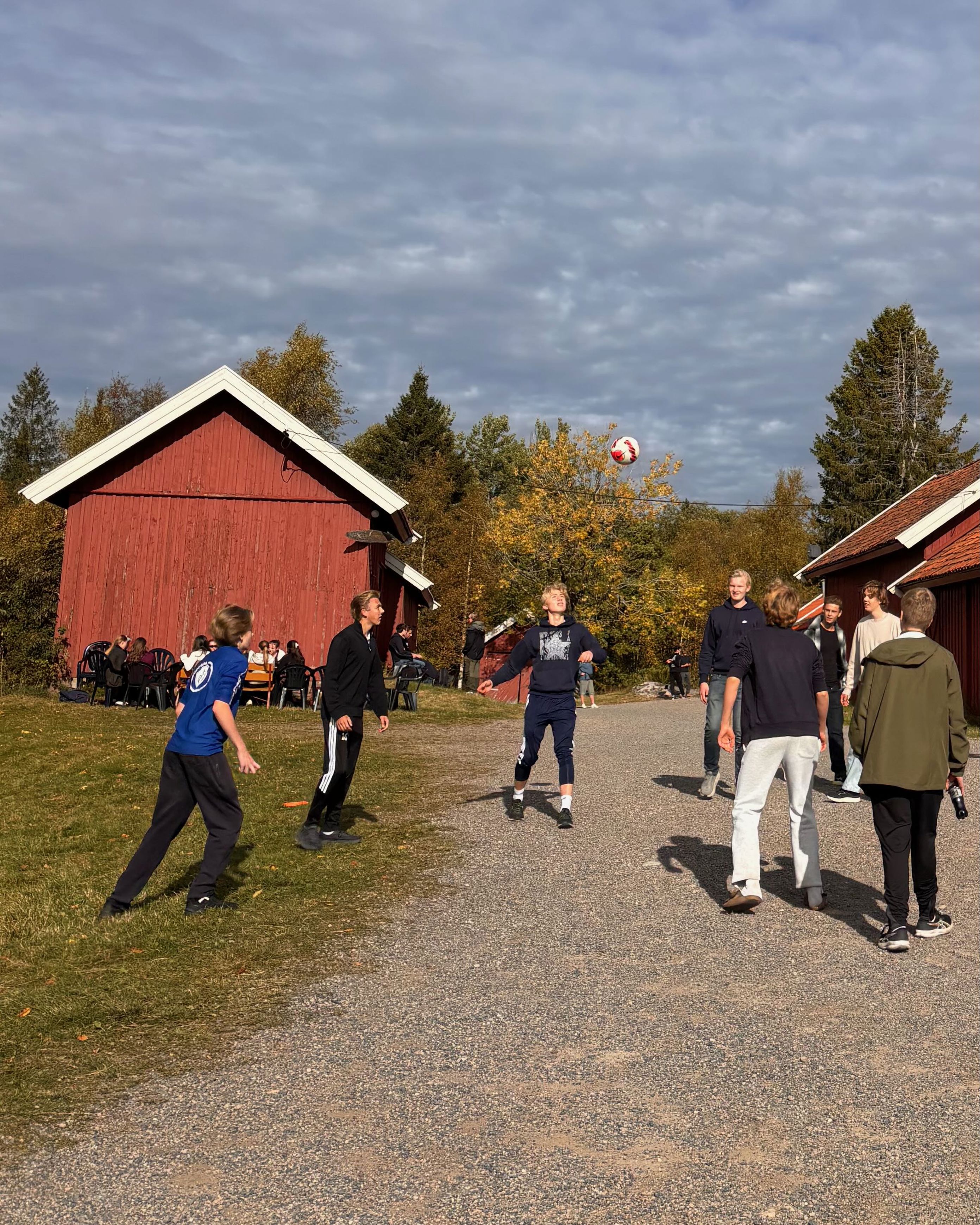 En gruppe mennesker som spiller rulleskøyter i en park