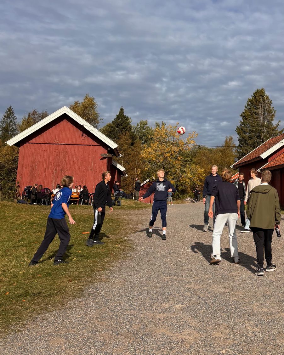En gruppe mennesker som spiller rulleskøyter i en park