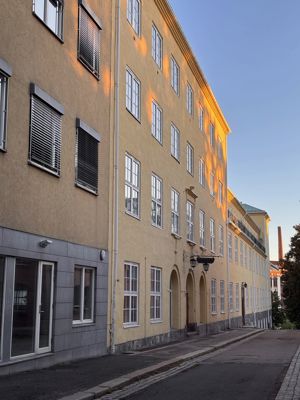 En bygning med vinduer