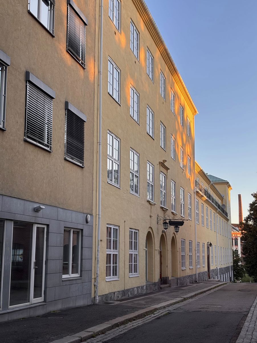 En bygning med vinduer