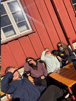 en gruppe mennesker som sitter på en benk