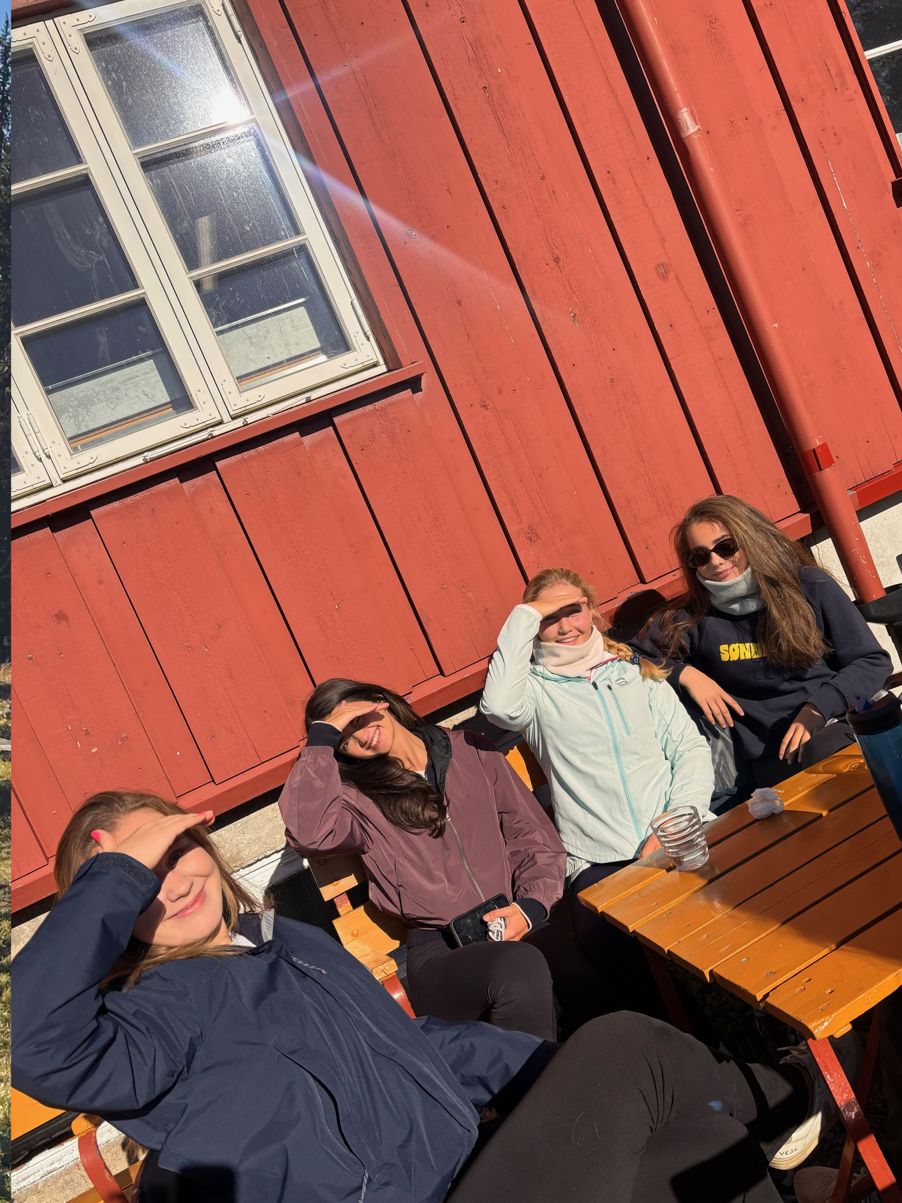 en gruppe mennesker som sitter på en benk
