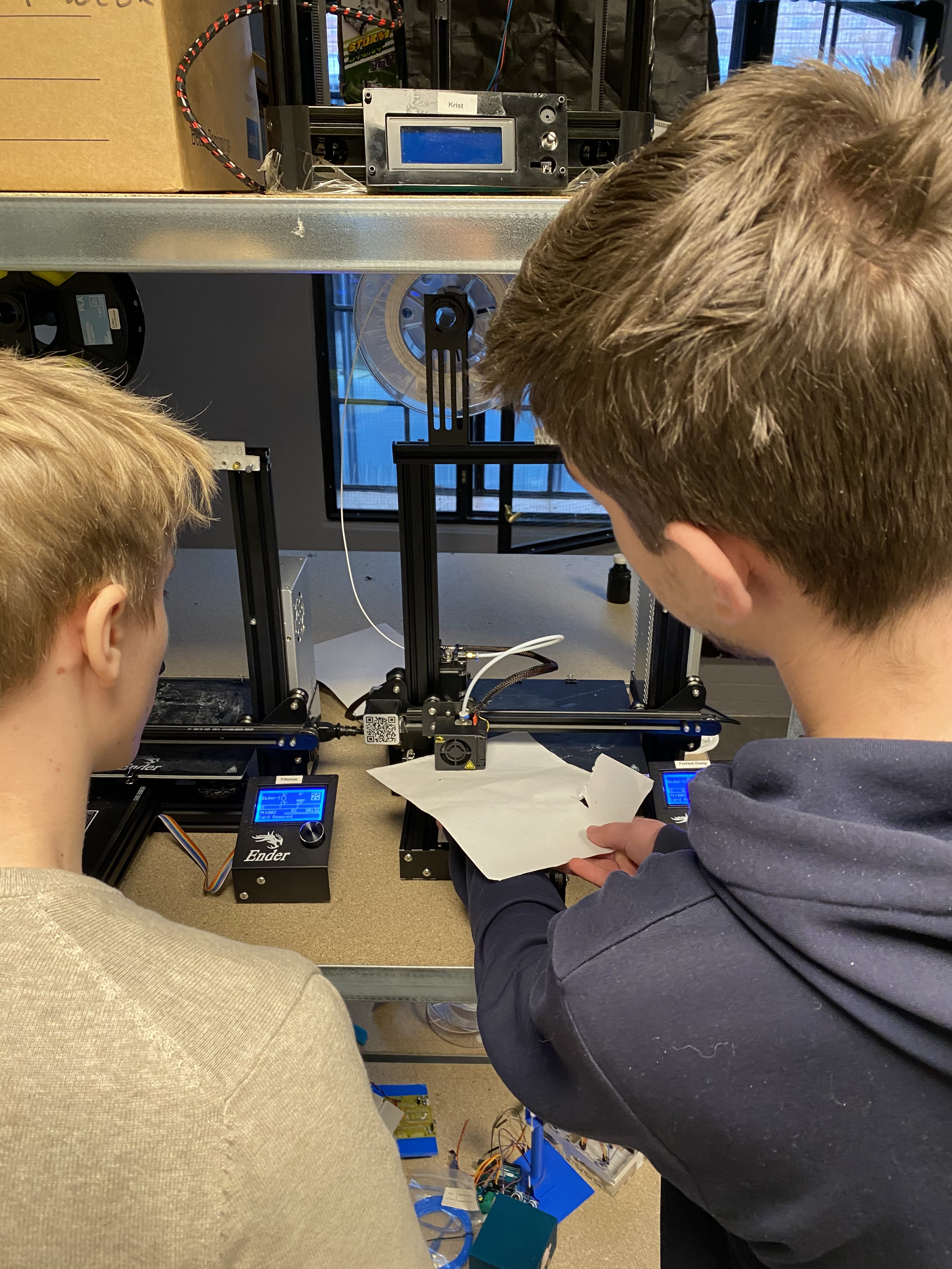 et par barner som ser på en dataskjerm