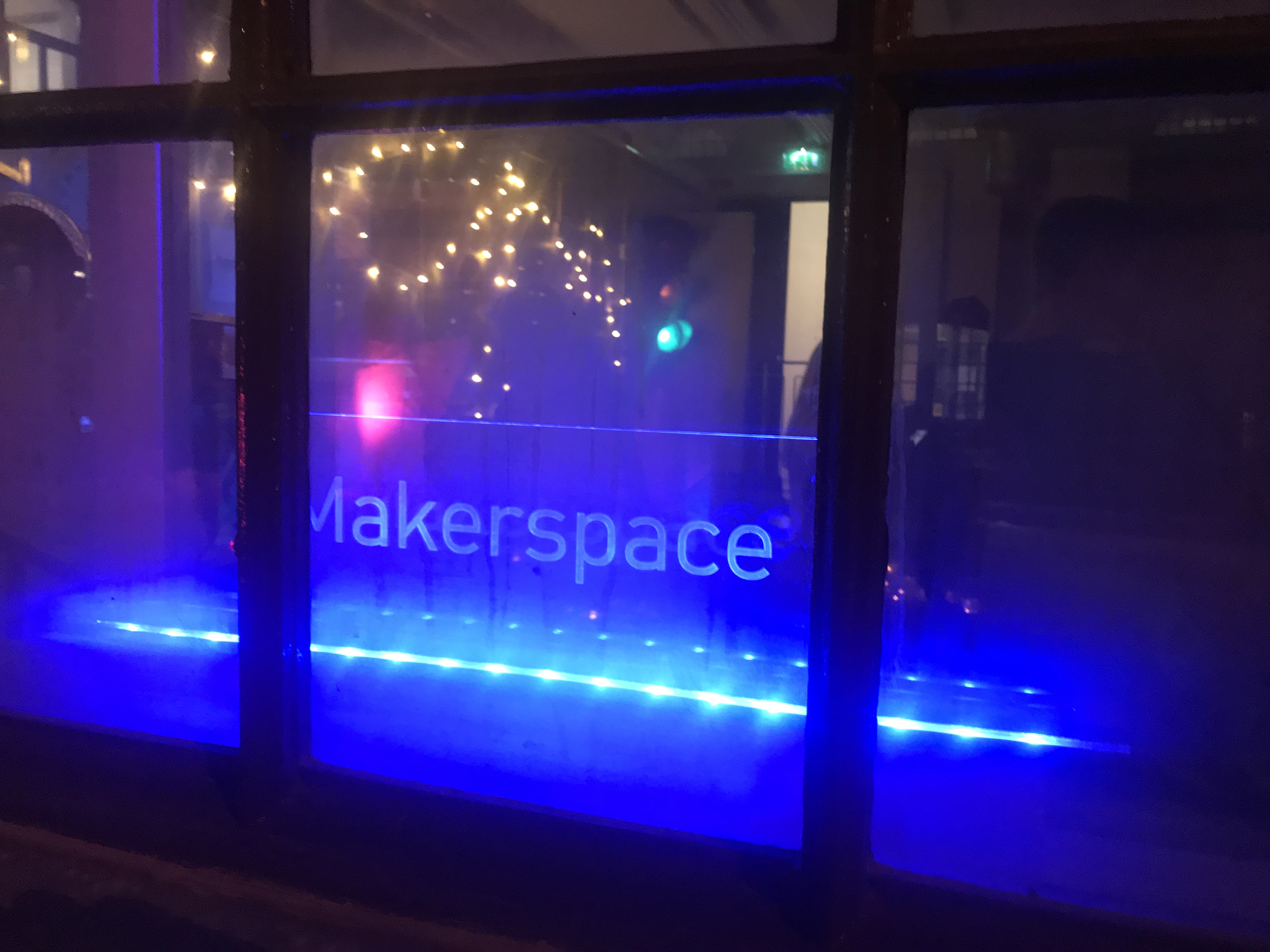 et vindu med et skilt på