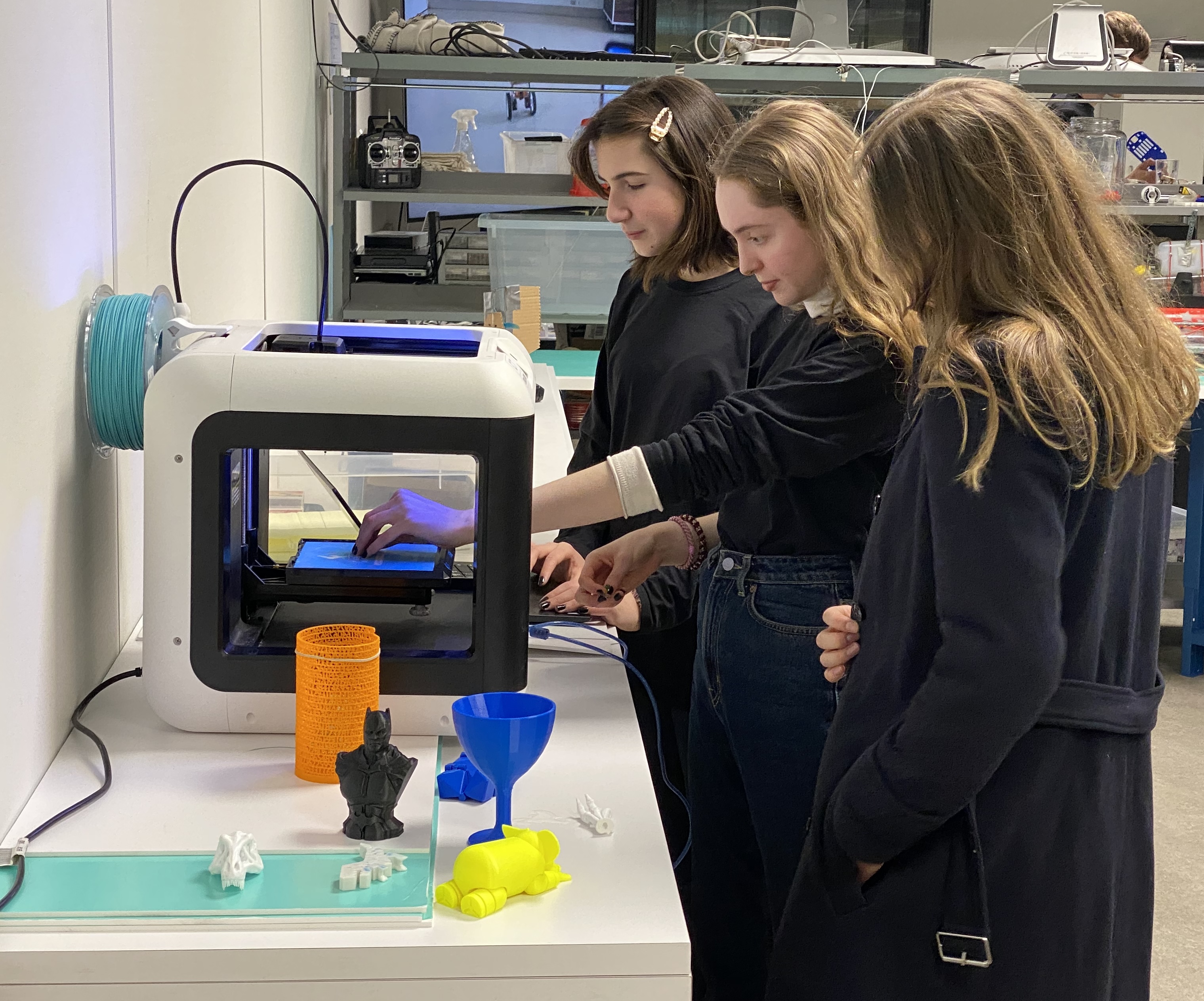 Noen få personr ser på en datamaskin