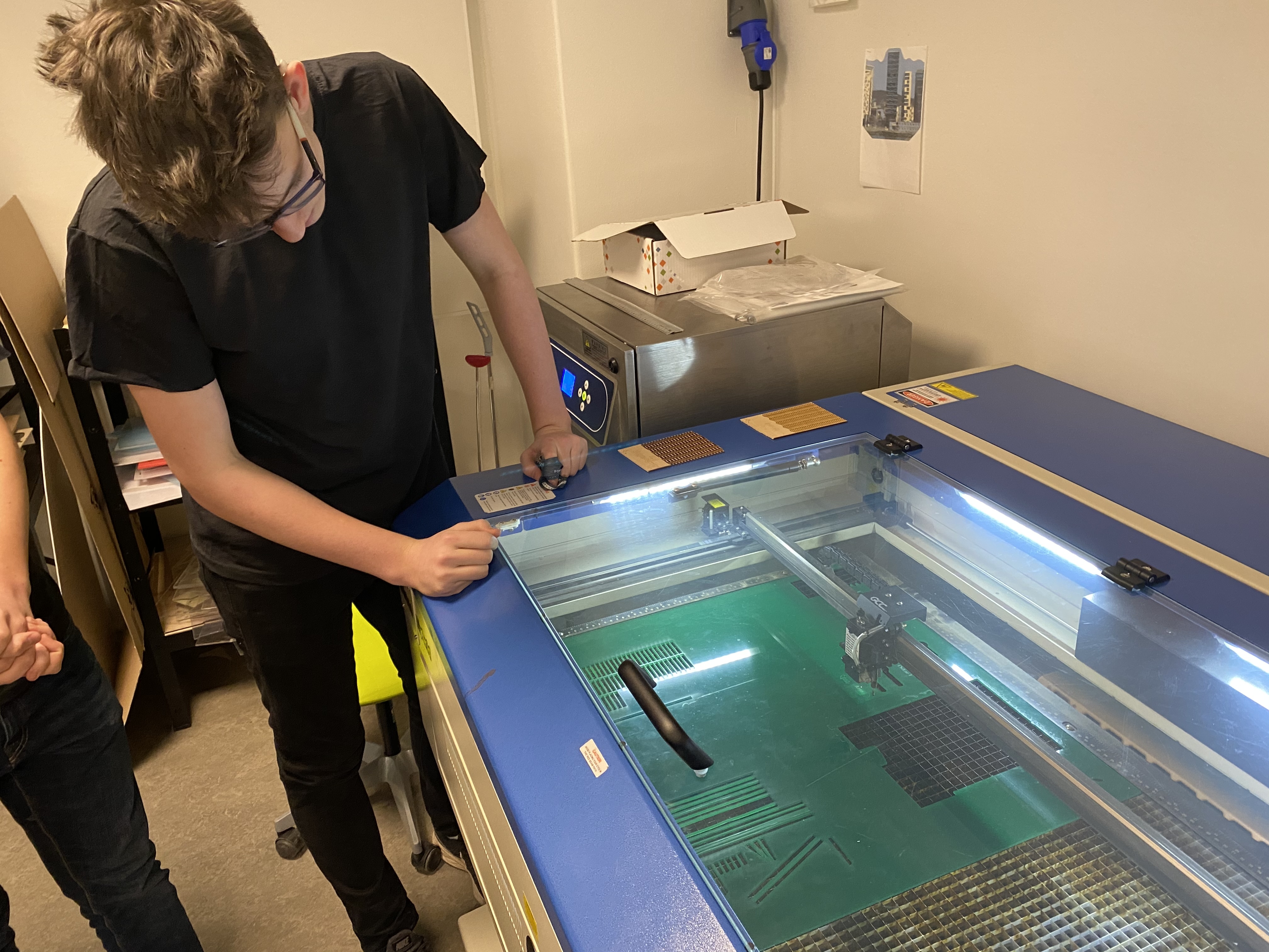 en person som spiller et spill