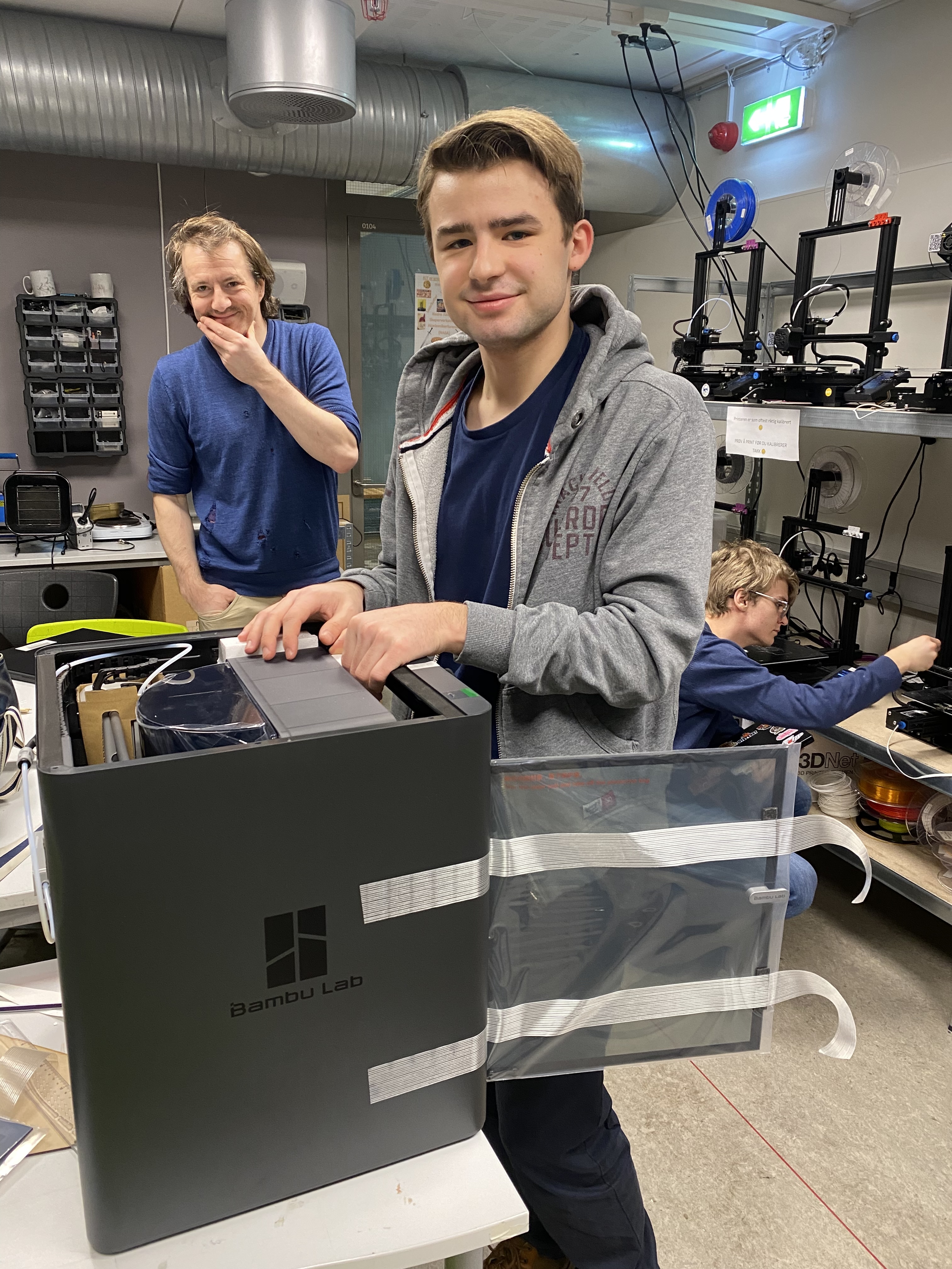 en person som holder en bærbar datamaskin