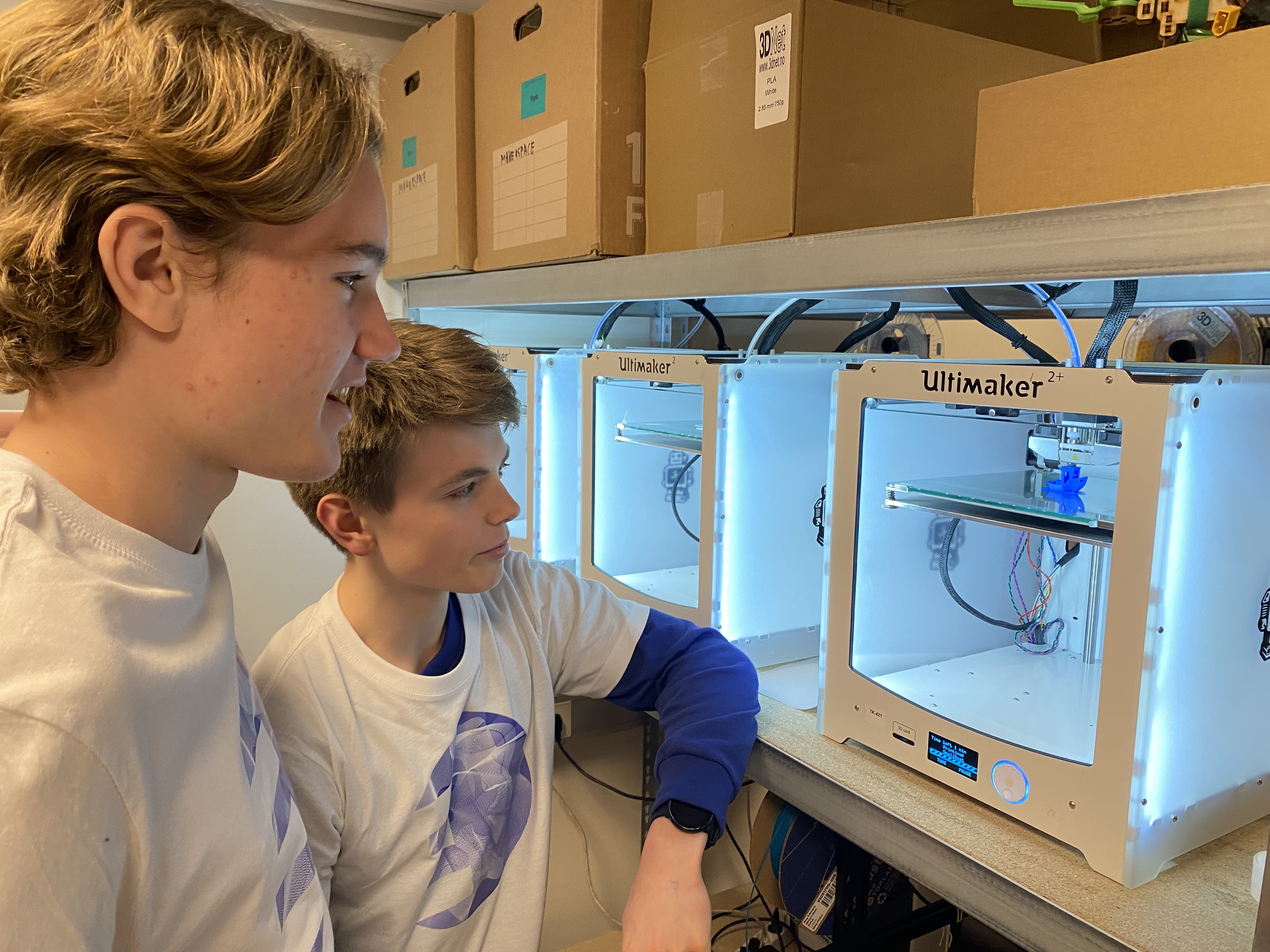 et par barner som ser på en dataskjerm