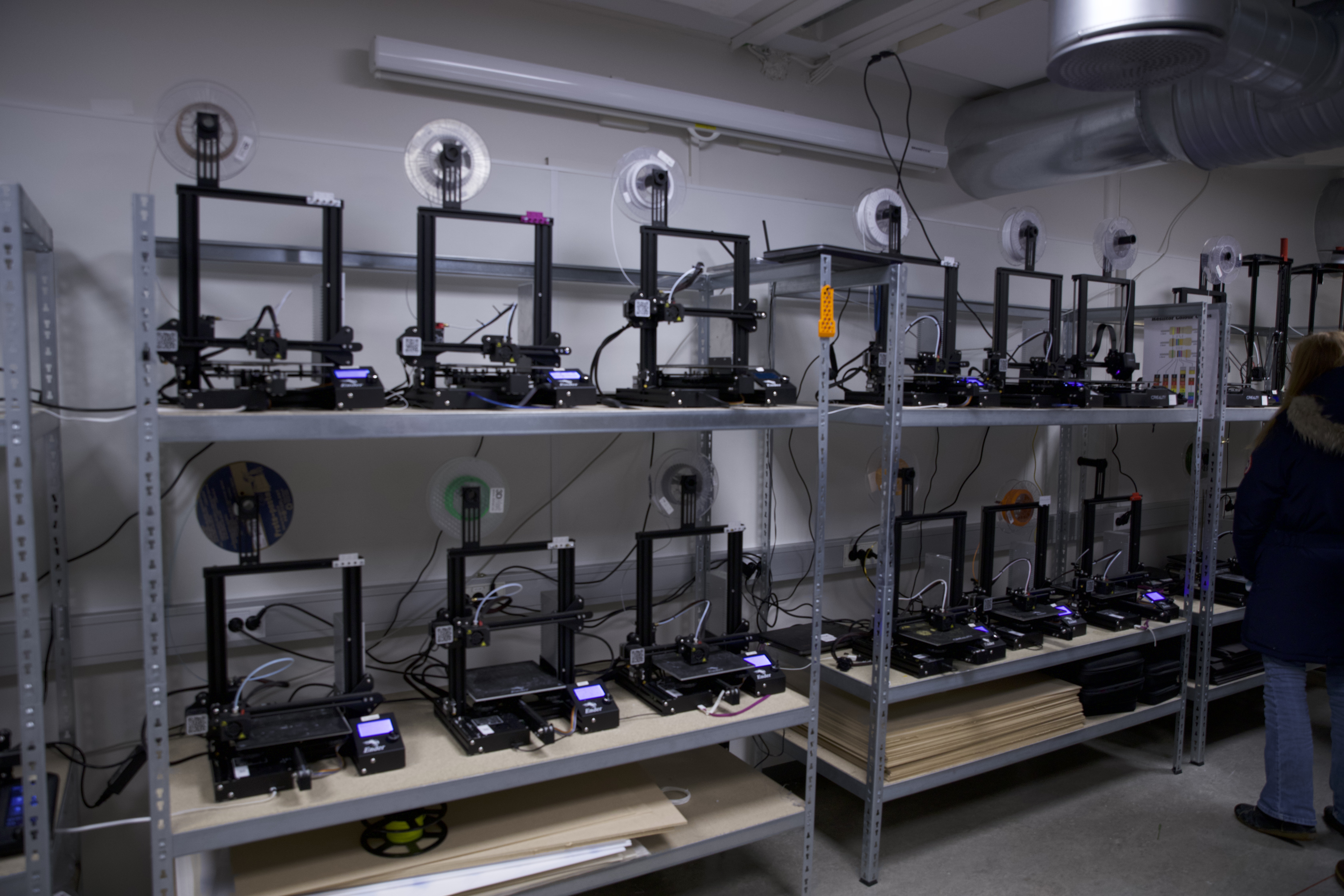 et rom med mye utstyr