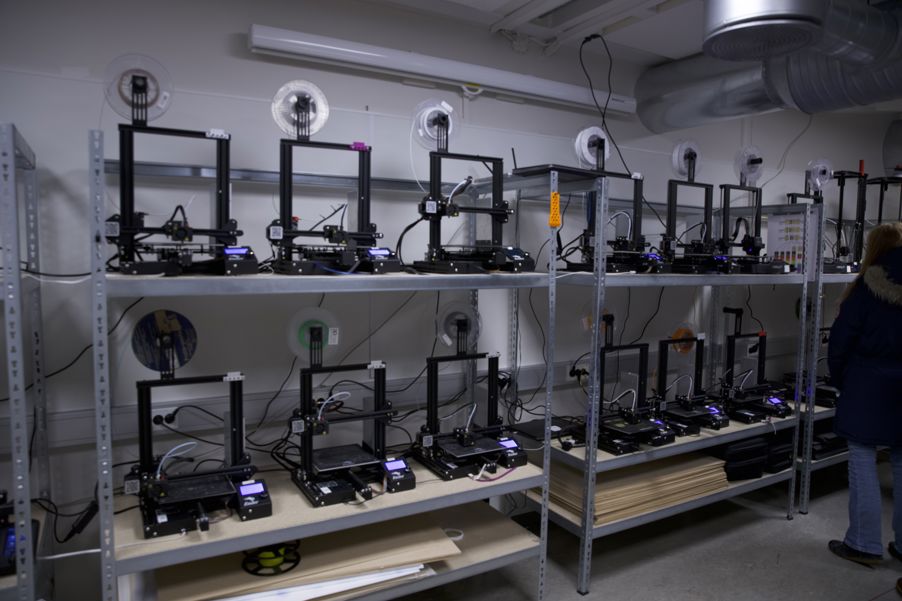 et rom med mye utstyr