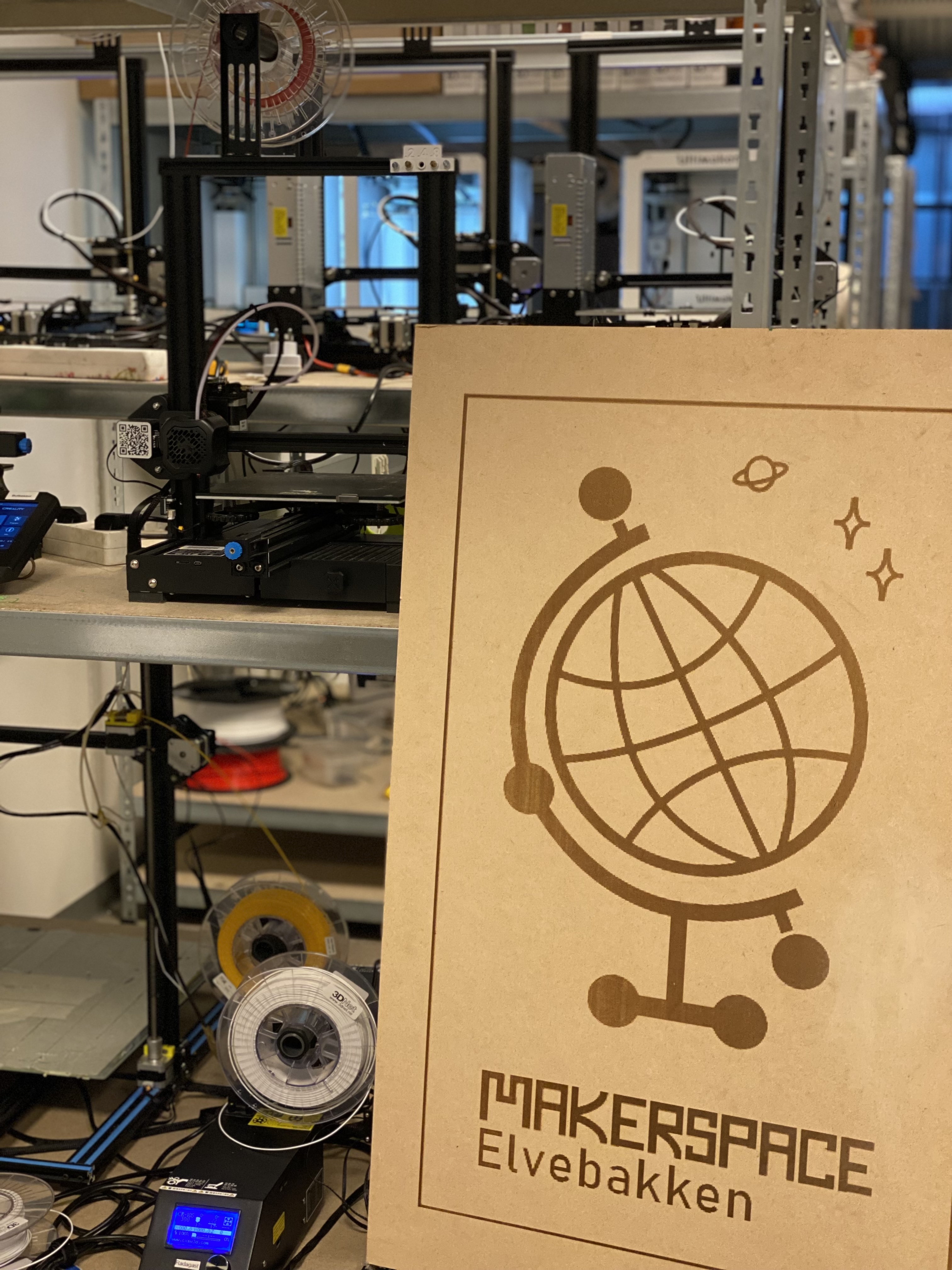 et stort stykke papp med et symbol på