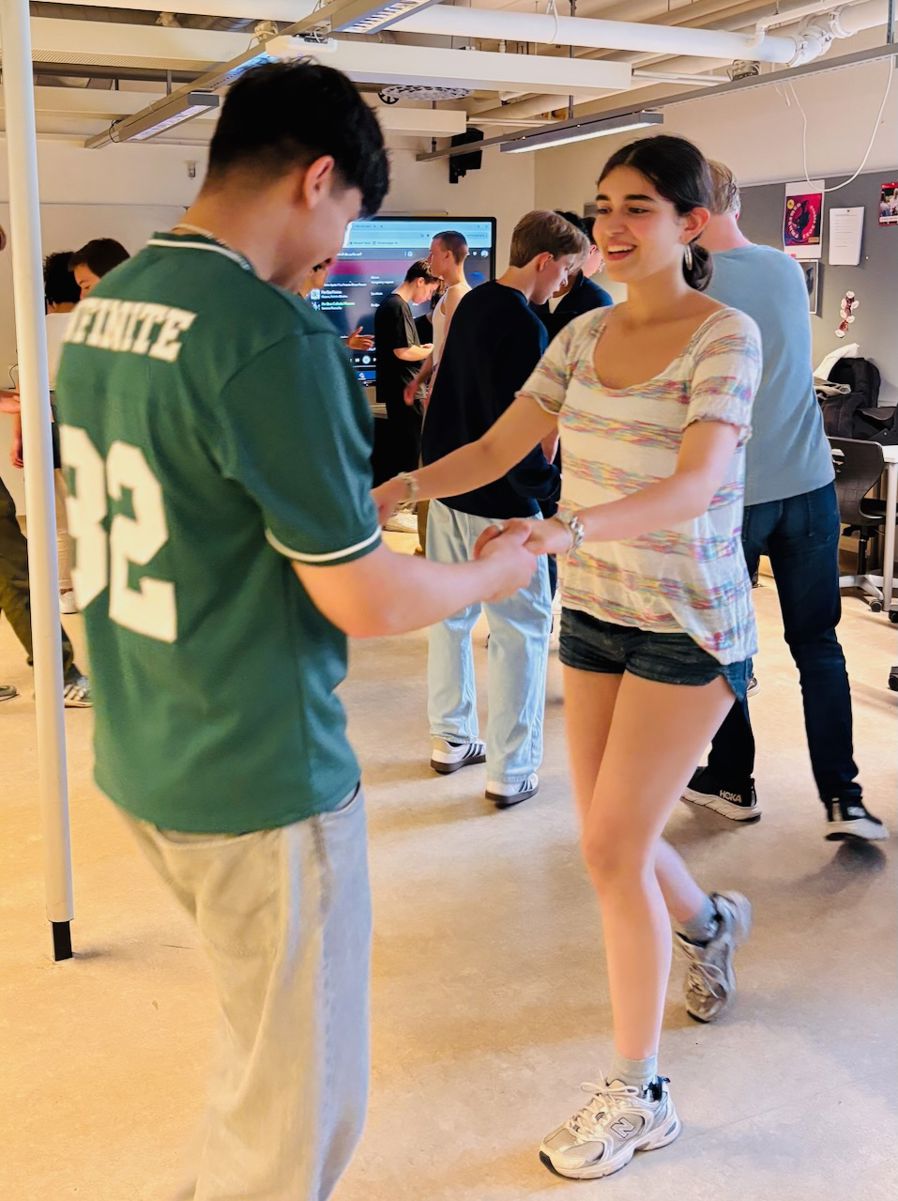 en person og en person som leker et spill